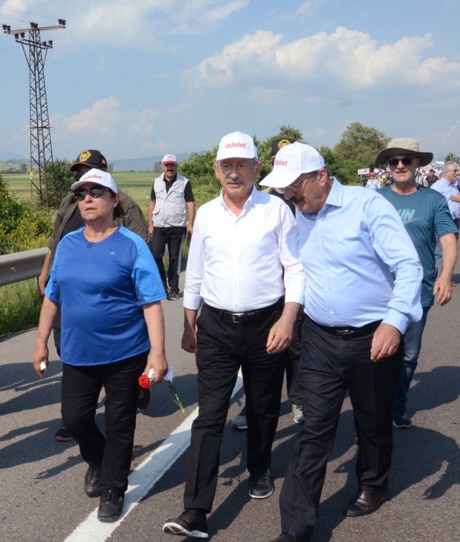 Kılıçdaroğlu’nu selamlamak için durdu, üç araçlı zincirlemeli trafik kazası yaşandı