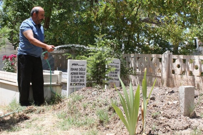 Elazığ’da arefe günü mezarlıklar doldu taştı