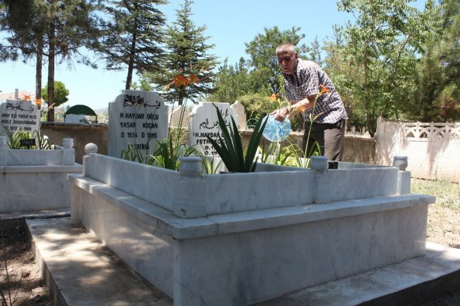 Elazığ’da arefe günü mezarlıklar doldu taştı