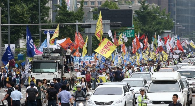 Güney Kore’de THAAD füze sistemi protesto edildi