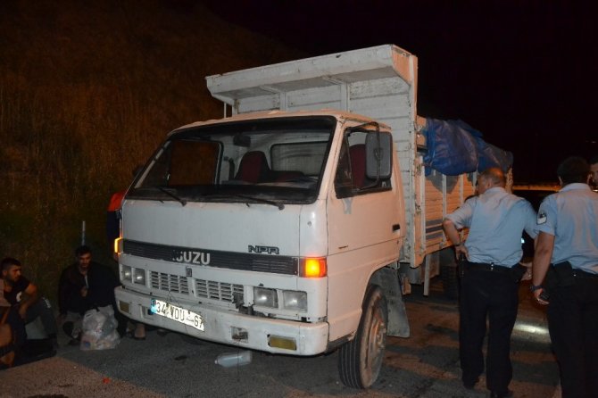 İzmir’de kamyonetin kasasında 47 göçmen yakalandı