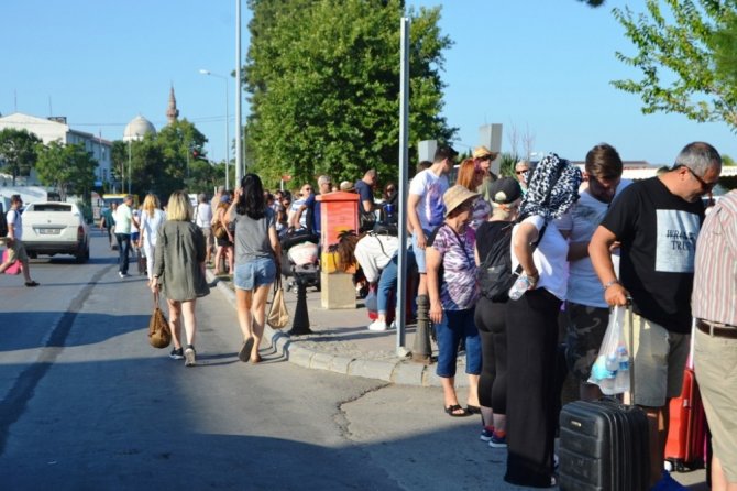 Türk tatilcilerin depreme rağmen Midilli ısrarı