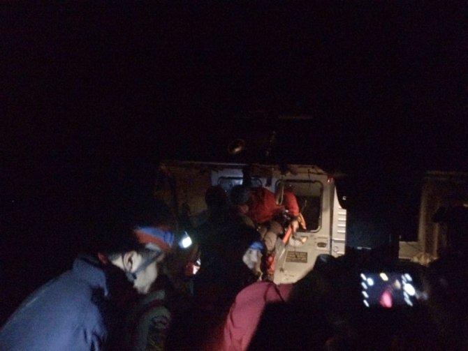 Tırmanış esnasında sakatlanan dağcı helikopterle kurtarıldı