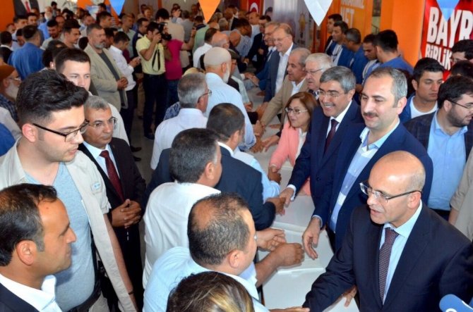 Başbakan Yardımcısı Şimşek ve milletvekilleri, partililer ve vatandaşlarla bayramlaştı