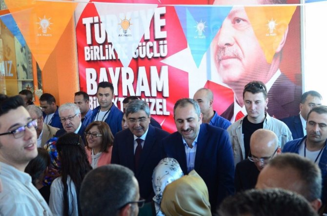 Başbakan Yardımcısı Şimşek ve milletvekilleri, partililer ve vatandaşlarla bayramlaştı