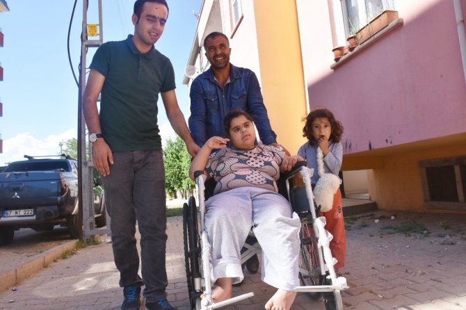 Tekerlekli sandalyesi çalınan engelli kız çifte bayram yaşadı