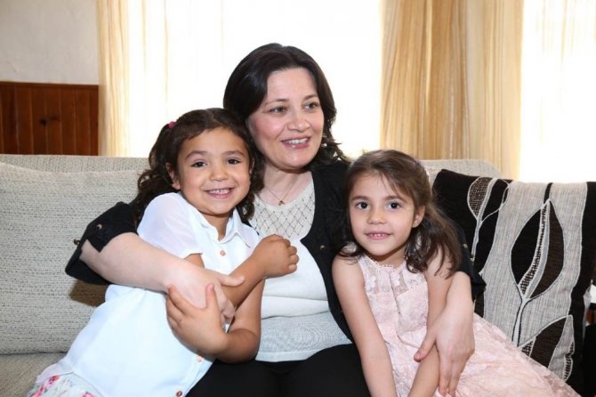 Vali Çelik ve eşi Emel Çelik çocuk ve yaşlılarla bayramlaştı