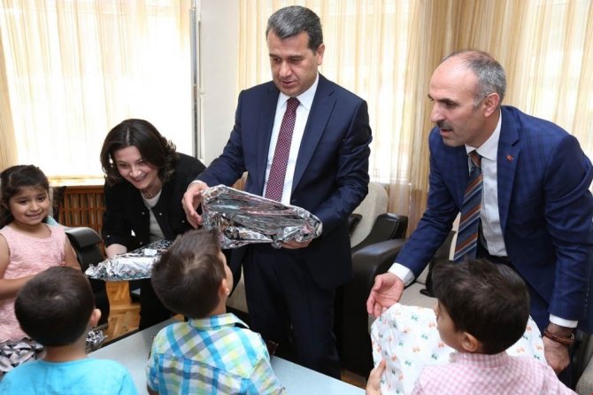 Vali Çelik ve eşi Emel Çelik çocuk ve yaşlılarla bayramlaştı