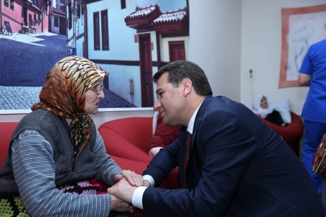 Vali Çelik ve eşi Emel Çelik çocuk ve yaşlılarla bayramlaştı