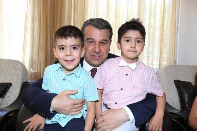 Vali Çelik ve eşi Emel Çelik çocuk ve yaşlılarla bayramlaştı