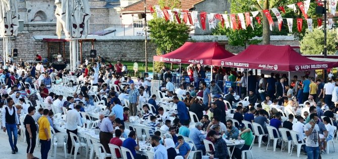 Fatih Camii’nde bayram namazı sonrası kahvaltı ikramı