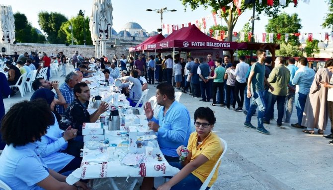 Fatih Camii’nde bayram namazı sonrası kahvaltı ikramı