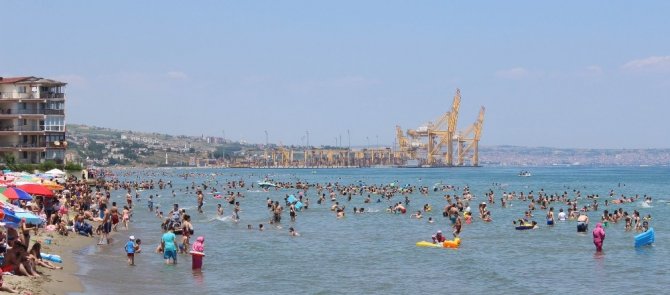 İstanbullular akın edince plajda adım atacak yer kalmadı