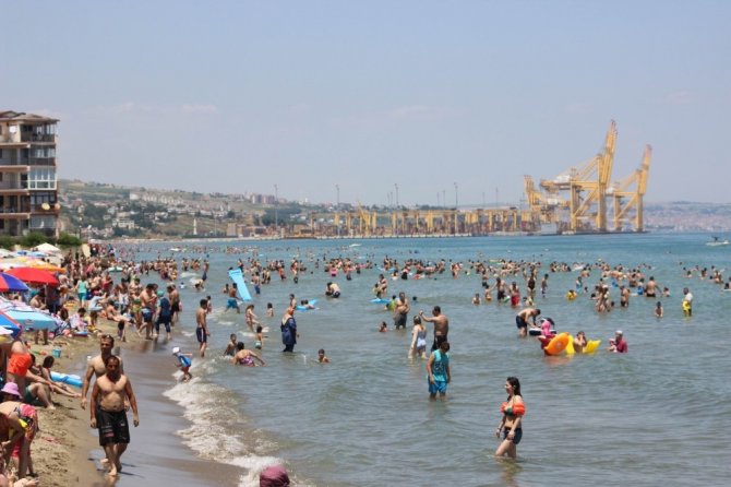 İstanbullular akın edince plajda adım atacak yer kalmadı