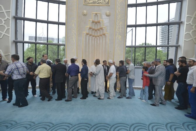 Almanya, Köln DİTİB Merkez Camii’nde ilk bayram namazı eda edildi