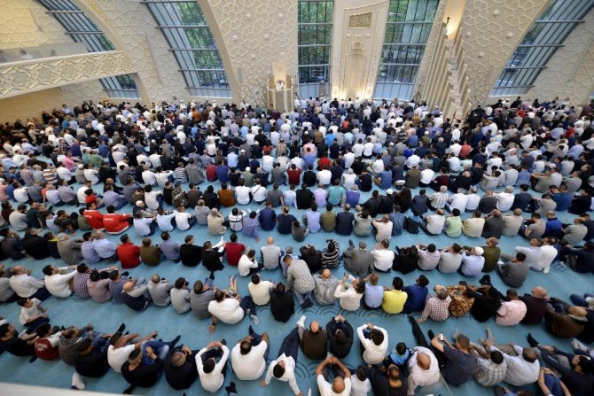 Almanya, Köln DİTİB Merkez Camii’nde ilk bayram namazı eda edildi