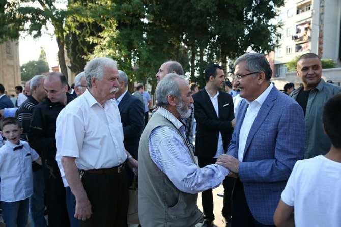 Zeytinburnu Belediye Başkanı Murat Aydın, vatandaşlarla bayramlaştı