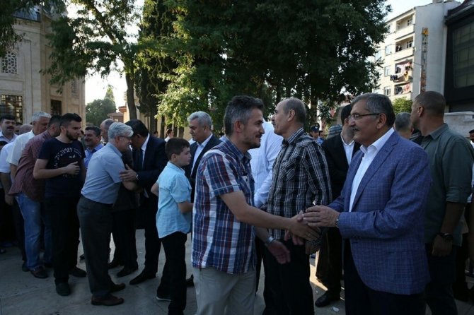 Zeytinburnu Belediye Başkanı Murat Aydın, vatandaşlarla bayramlaştı