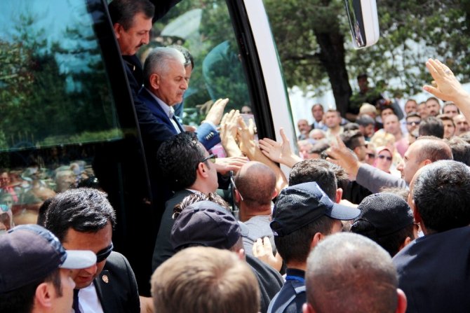 Başbakan’a Erzurum’da sevgi seli