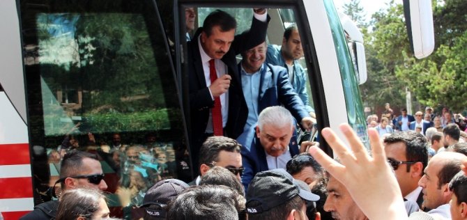 Başbakan’a Erzurum’da sevgi seli