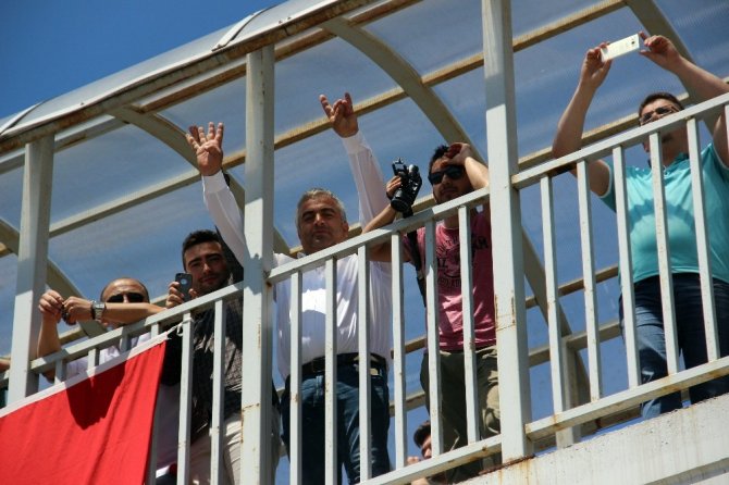 Kılıçdaroğlu’na Rabia işaretli tepkili karşılama