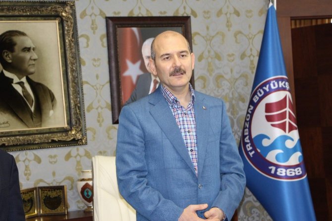 İçişleri Bakanı Soylu Trabzon’da vatandaşlarla bayramlaştı