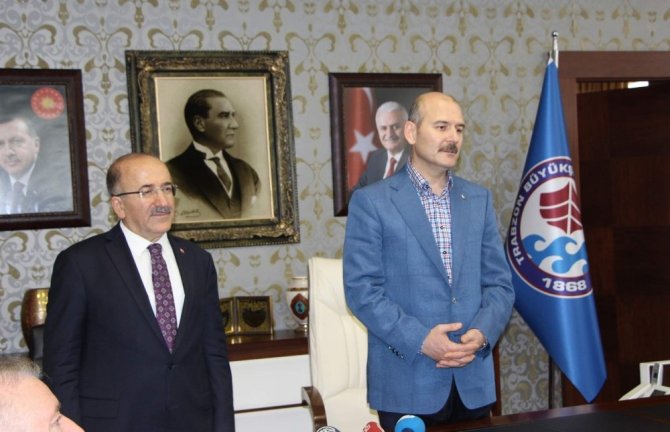İçişleri Bakanı Soylu Trabzon’da vatandaşlarla bayramlaştı