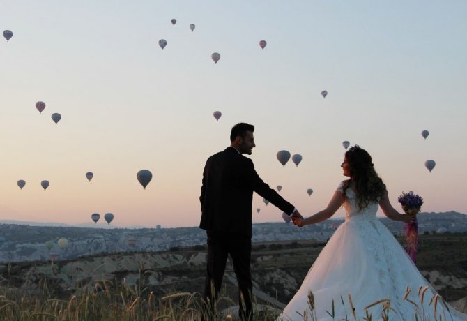 Kapadokya’da yeni trend balonlar ile birlikte gelin damat fotoğrafı çekmek