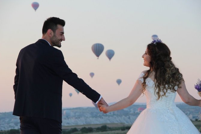 Kapadokya’da yeni trend balonlar ile birlikte gelin damat fotoğrafı çekmek