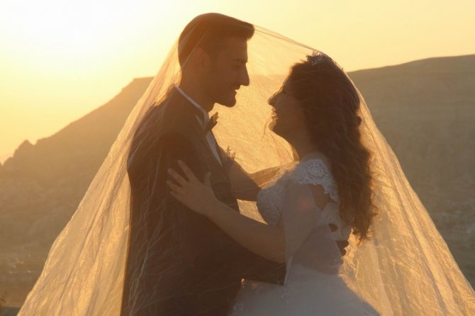 Kapadokya’da yeni trend balonlar ile birlikte gelin damat fotoğrafı çekmek