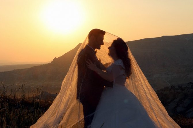 Kapadokya’da yeni trend balonlar ile birlikte gelin damat fotoğrafı çekmek