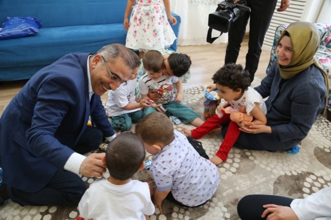 Başkan Çelikcan yaşlılar ve çocuklar ile bayramlaştı