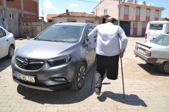 Mahkeme kararını ayağına pranga takarak protesto etti