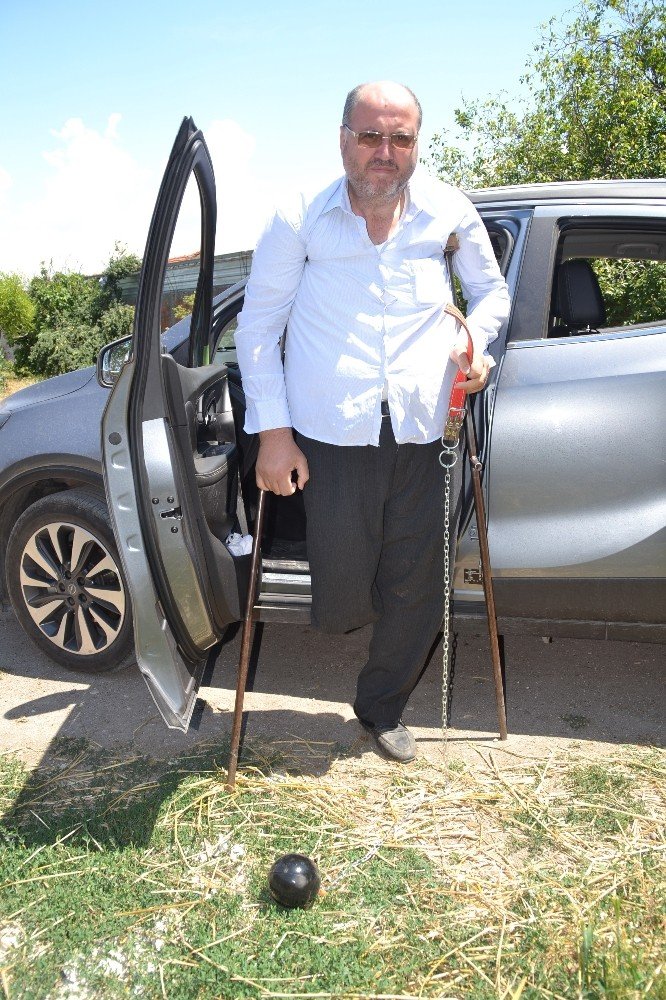 Mahkeme kararını ayağına pranga takarak protesto etti