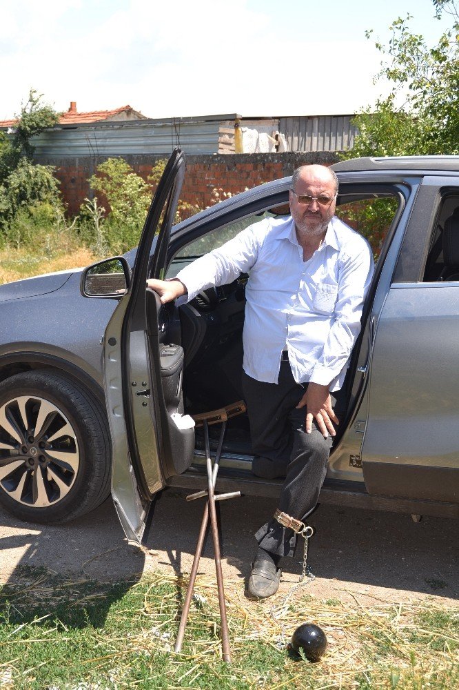 Mahkeme kararını ayağına pranga takarak protesto etti