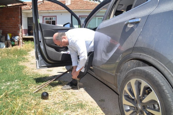 Mahkeme kararını ayağına pranga takarak protesto etti