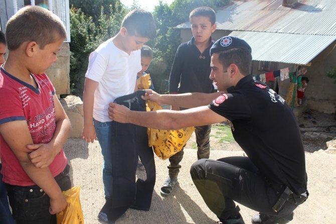 Hakkari polisi sınırdaki çocukları sevindirdi
