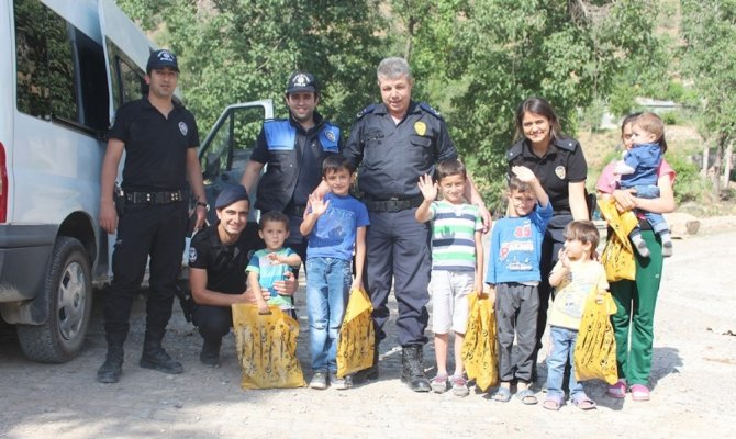 Hakkari polisi sınırdaki çocukları sevindirdi