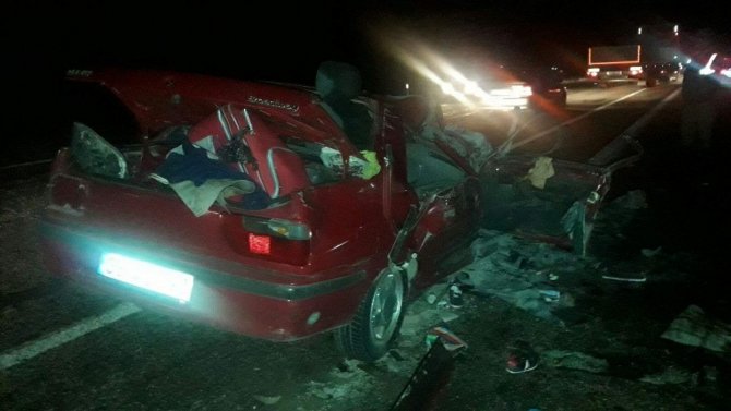 Otomobil ile hafif ticari araç çarpıştı: 1 ölü, 13 yaralı