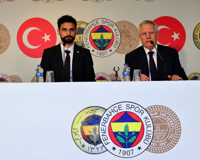 Fenerbahçe’nin yeni transferi Mehmet Ekici imzayı attı