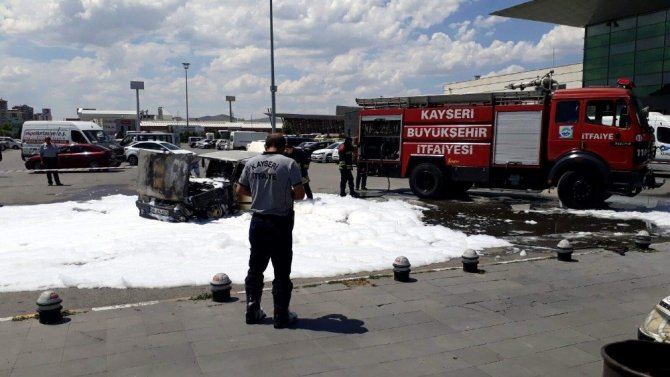 Otobüs terminalinde park halindeki otomobil yandı
