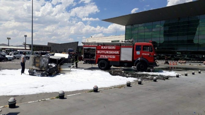Otobüs terminalinde park halindeki otomobil yandı