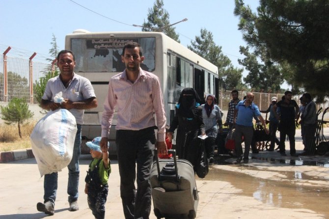 Bayramı ülkelerinde geçiren Suriyeliler Türkiye’ye dönmeye başladı