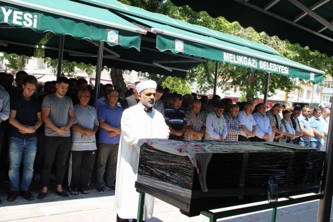 Hayatını kaybeden yaşlanma hastası Gamze son yolculuğuna uğurlandı