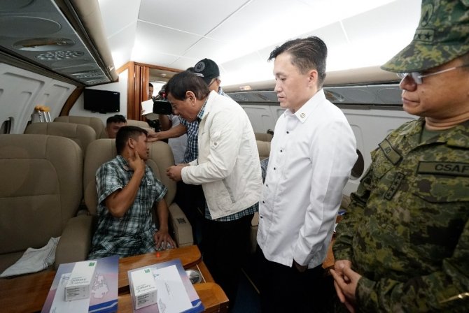 Filipinler Devlet Başkanı Duterte’den yaralı askerlere madalya