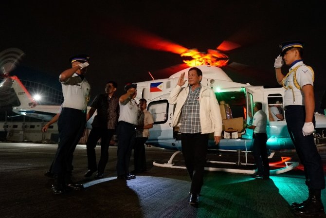 Filipinler Devlet Başkanı Duterte’den yaralı askerlere madalya