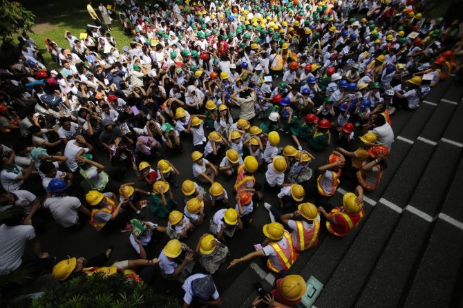 Filipinlerde, deprem tatbikatına "Sağır Çocuklar Okulu" da katıldı