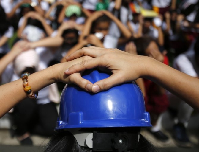 Filipinlerde, deprem tatbikatına "Sağır Çocuklar Okulu" da katıldı