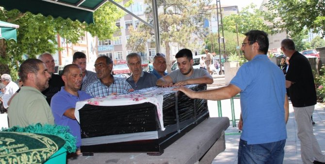 Hayatını kaybeden yaşlanma hastası Gamze son yolculuğuna uğurlandı