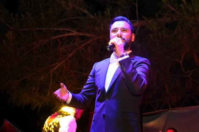 Ünlü şarkıcı Alişan muhafazakar otelde konser verdi